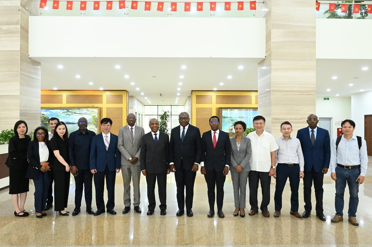 Bộ trưởng Isaac Francisco Maria dos Anjos, Đại sứ Angola tại Việt Nam Fernando Miguel (vest xám) và Phó Vụ trưởng Vụ Hợp tác quốc tế Phạm Ngọc Mậu chụp ảnh tại Bộ Nông nghiệp và Môi trường. Ảnh: Kiều Chi.