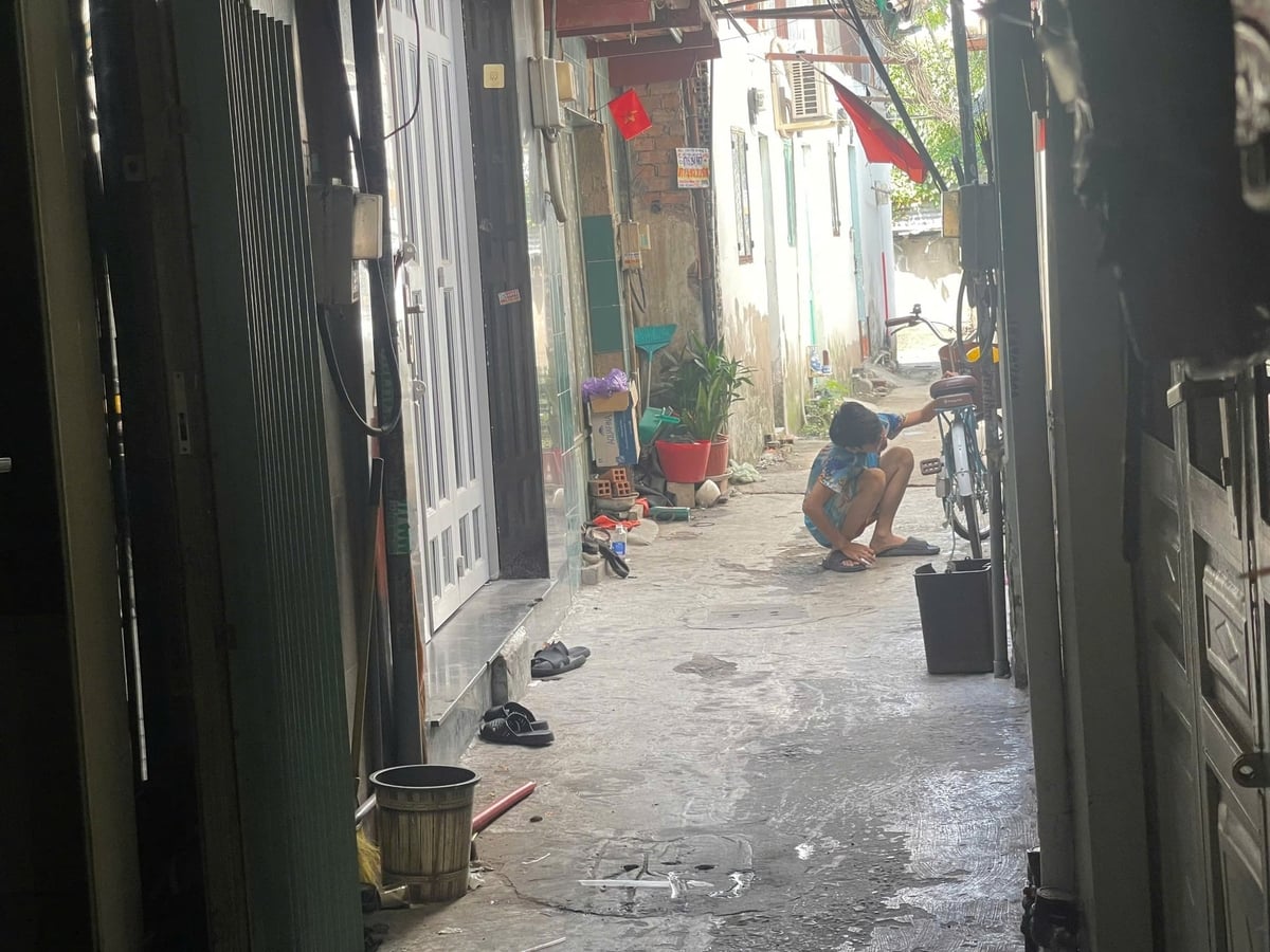 Người dân ở Khu dân cư Trung Sơn bờ Kênh Xáng (xã Bình Hưng) sẵn sàng di dời để chỉnh trang kênh rạch. Ảnh: Thục Vy.