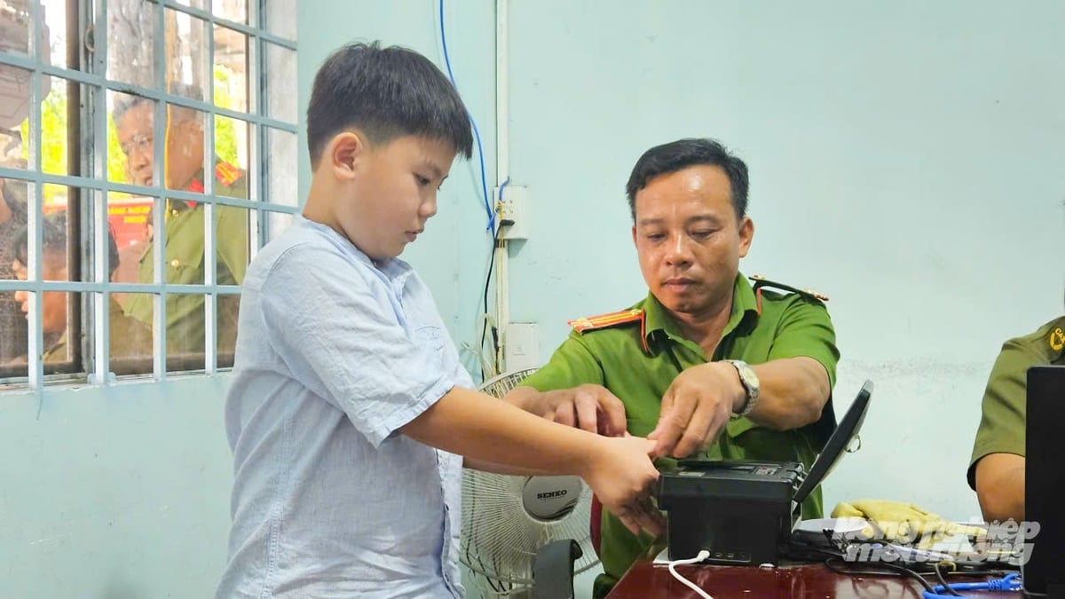 Lực lượng Công an TP Cần Thơ hỗ trợ người dân, trẻ em thực hiện cấp căn cước công dân và kích hoạt tài khoản định danh điện tử VNeID. Ảnh: Văn Vũ.