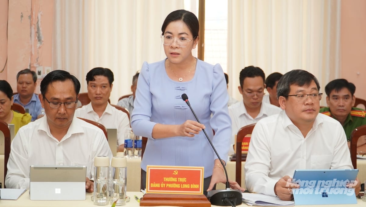 Lãnh đạo phường Long Bình phát biểu tại buổi làm việc, nêu kết quả thực hiện nhiệm vụ và những khó khăn trong triển khai chuyển đổi số. Ảnh: Văn Vũ.
