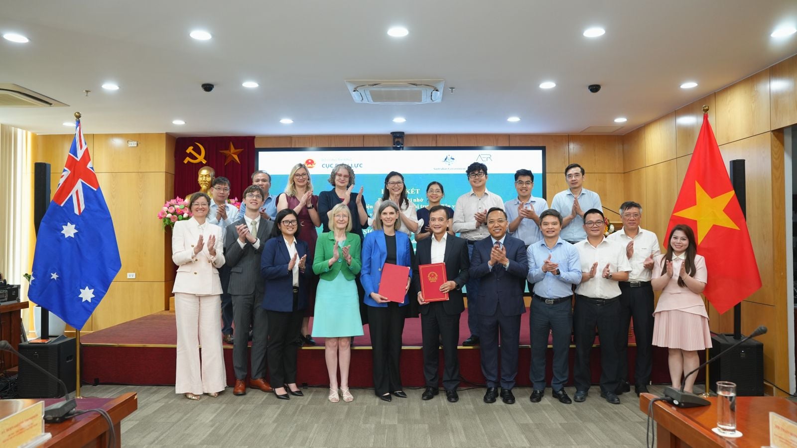 Lễ ký diễn ra dưới sự chứng kiến của Thứ trưởng Bộ Công Thương Nguyễn Hoàng Long và Đại sứ Australia tại Việt Nam Gillian Bird. Ảnh: Bộ Công Thương.