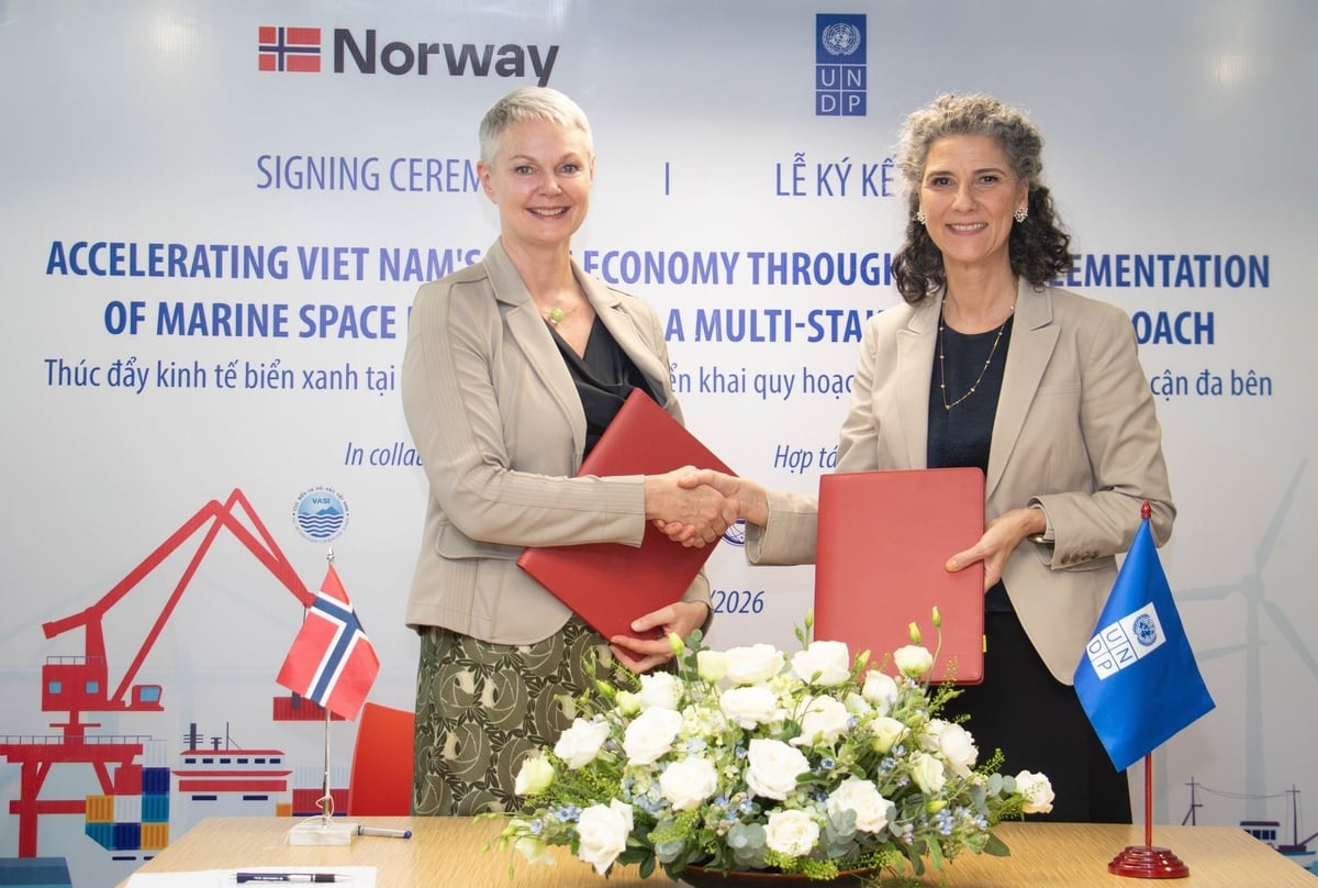 Đại sứ Na Uy tại Việt Nam Hilde Solbakken (bên phải) và Đại diện thường trú UNDP tại Việt Nam Ramla Khalidi (bên trái) ký kết thỏa thuận khởi động sáng kiến 1,2 triệu USD thúc đẩy kinh tế biển, ngày 14/5 tại Hà Nội. Ảnh: UNDP.