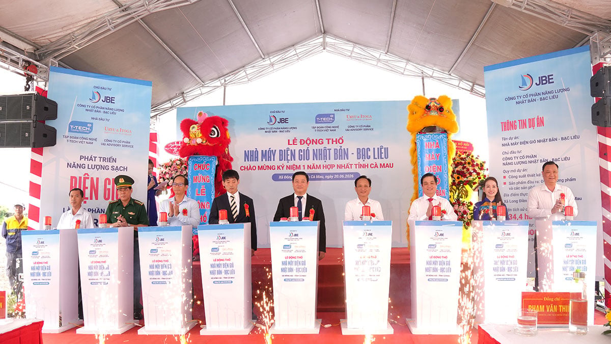 Các đại biểu thực hiện nghi thức bấm nút động thổ, chính thức khởi công dự án trong không khí phấn khởi và kỳ vọng. Ảnh: T-TECH.