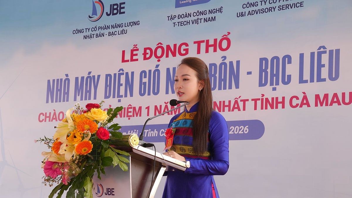 Bà Trần Thị Bích Phương, đại diện chủ đầu tư phát biểu khai mạc lễ động thổ, khẳng định tiềm năng điện gió vượt trội và sức hút đầu tư của tỉnh Cà Mau. Ảnh: T-TECH.