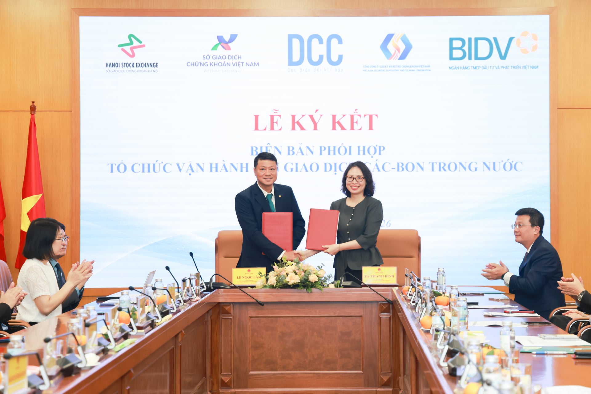 Tổng Giám đốc BIDV Lê Ngọc Lâm và Tổng Giám đốc VSDC Tạ Thanh Bình, đại diện 2 đơn vị ký kết Biên bản phối hợp. Ảnh: BIDV.