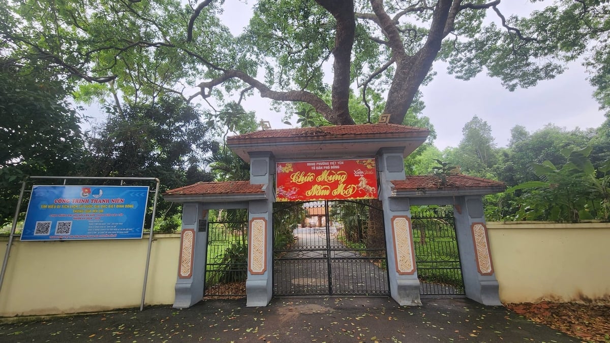 Lối vào Đình Đông luôn trong tình trạng cửa đóng then cài do công trình chưa được bàn giao cho địa phương quản lý. Ảnh: Đà Giang. 