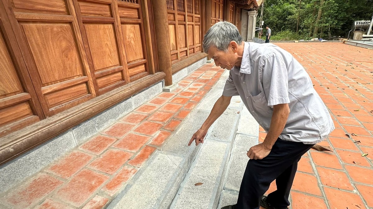 Các vết nứt rạn tại khu vực bậc thềm dẫn vào Đình Đông được người dân phản ánh. Ảnh: Hà Thúy. 