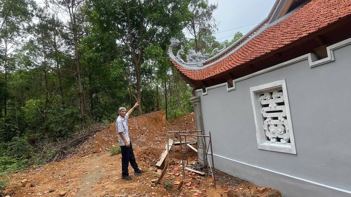 Người dân địa phương chỉ rõ các vết nứt xuất hiện trên phần mái đao của Đình Đông. Ảnh: Đức Hải. 
