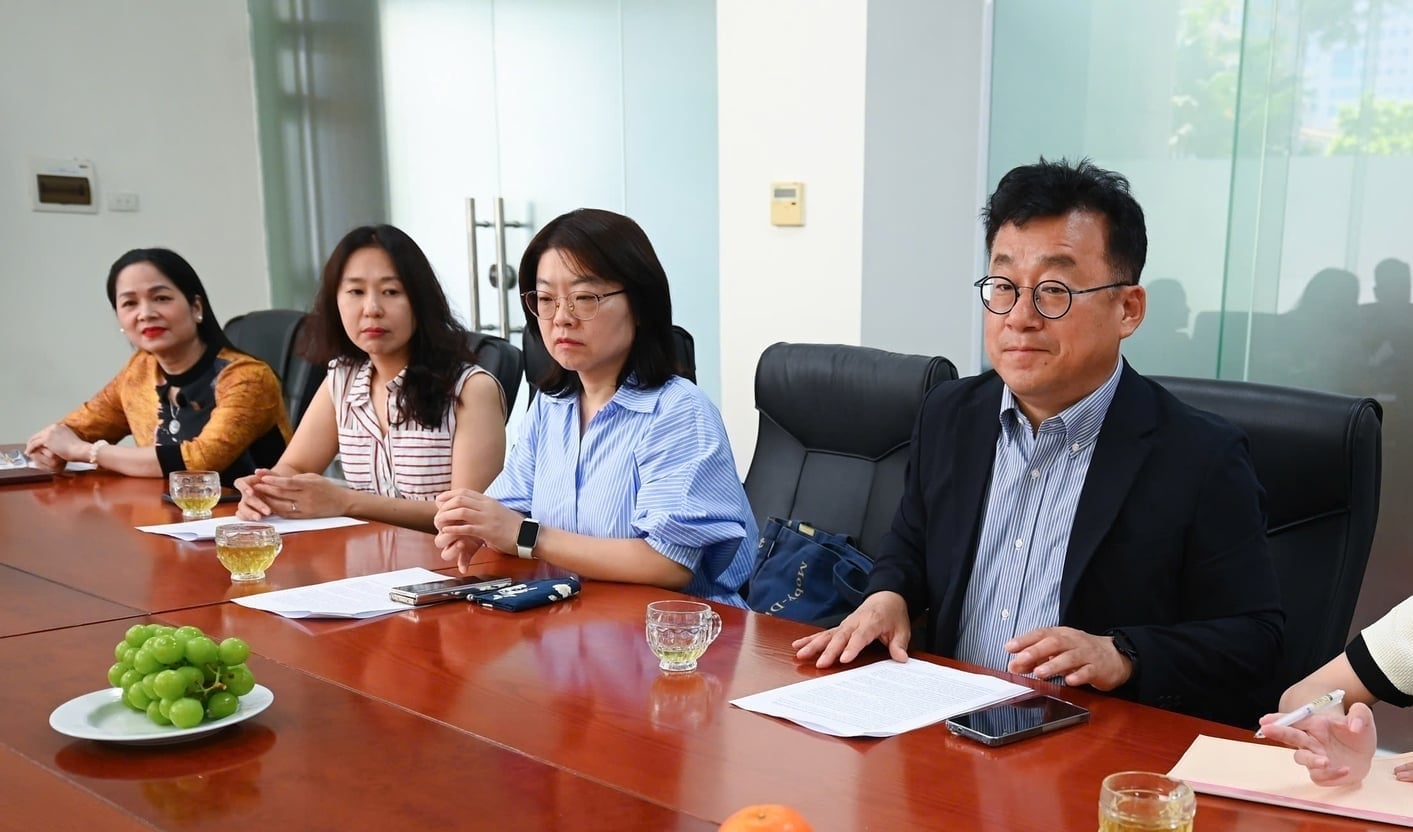 Ông Park Jong-hyun, Chủ tịch Hội Nhà báo Hàn Quốc và bà Park Jee-eun, Phó Chủ tịch Hội Nhà báo Hàn Quốc (ngoài cùng bên trái) tại cuộc họp với lãnh đạo Báo Nông nghiệp và Môi trường. Ảnh: Tùng Đinh.