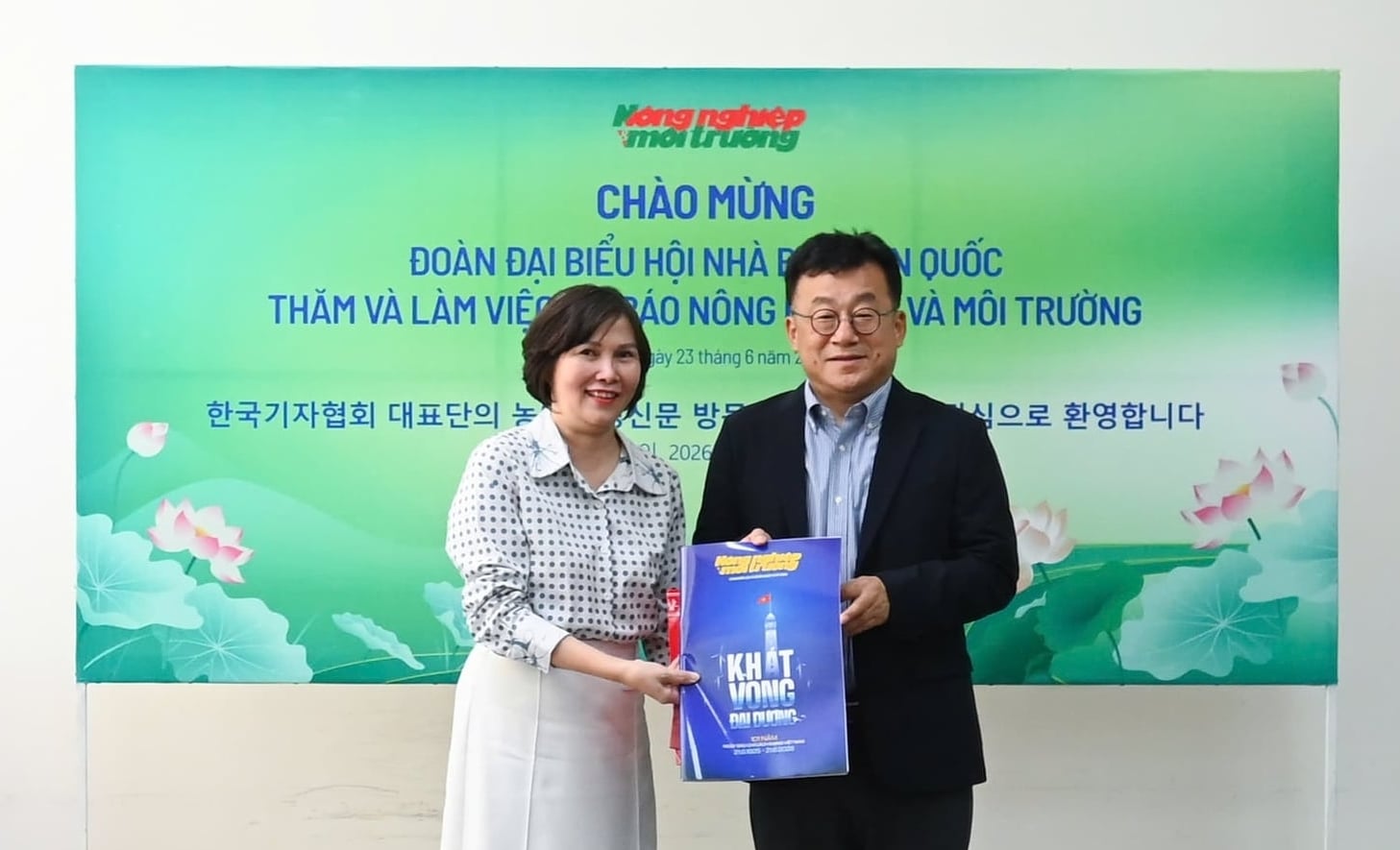 Phó Tổng Biên tập Lý Thị Hồng Điệp trao tặng Chủ tịch Hội Nhà báo Hàn Quốc ấn phẩm đặc biệt 'Khát vọng đại dương' ra mắt Ngày Báo chí Cách mạng Việt Nam 21/6/2026. Ảnh: Tùng Đinh.
