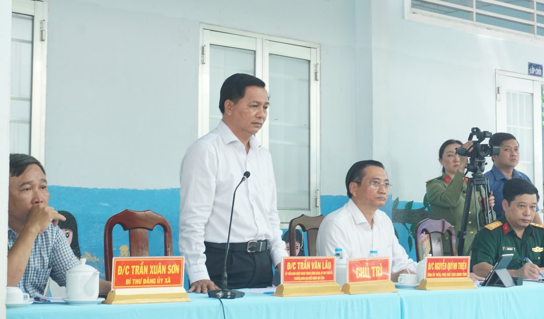 Bí thư tỉnh Vĩnh Long Trần Văn Lâu chia sẻ với những lo lắng có người dân tại 2 mỏ cát. Ảnh: Hồ Thảo.