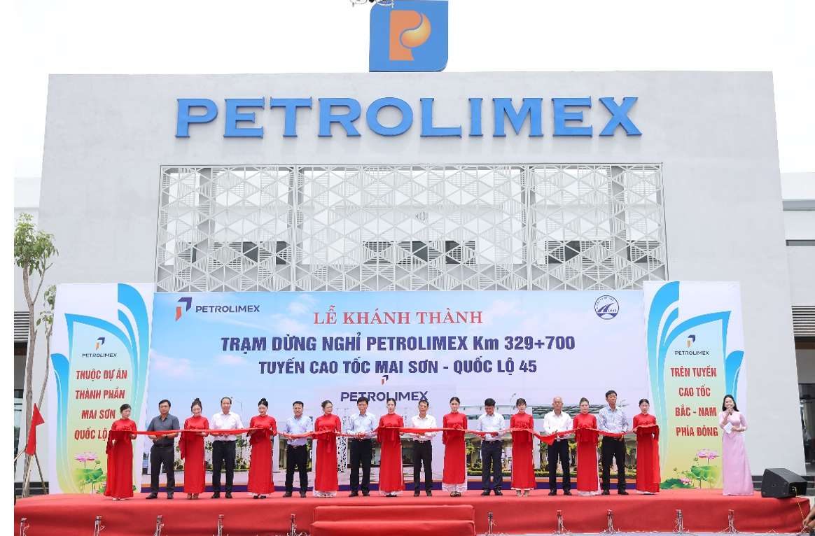Các đại biểu thực hiện nghi thức cắt băng khánh thành Cặp trạm dừng nghỉ Petrolimex Thanh Hóa tại Km329+700 trên tuyến cao tốc Bắc – Nam phía Đông. Ảnh: Petrolimex.