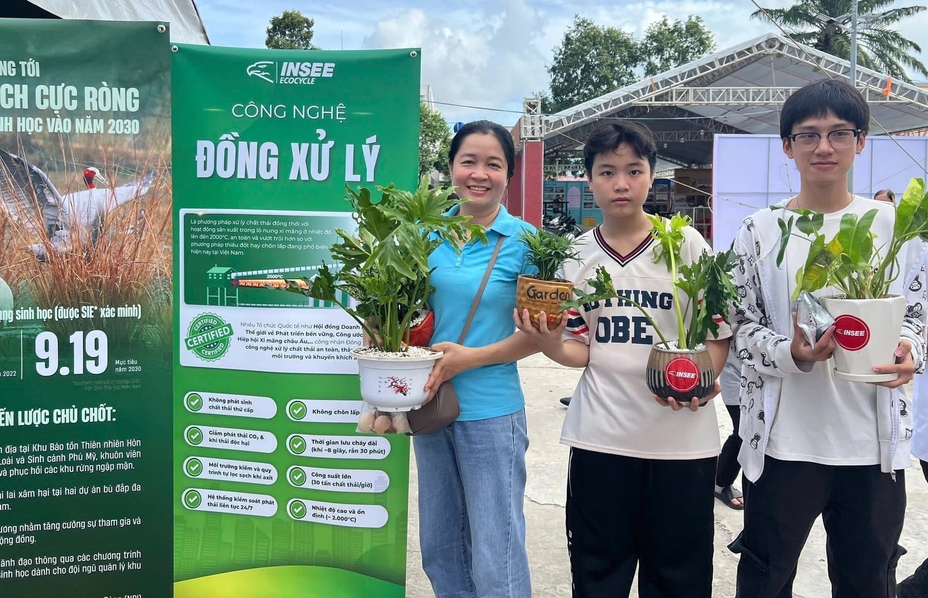 Khách tham dự nhận những phần quà 'xanh' từ INSEE Việt Nam tại sự kiện Ngày hội Sống Xanh được tổ chức bởi Sở Nông nghiệp và Môi trường tỉnh An Giang. Ảnh: Khánh Loan.