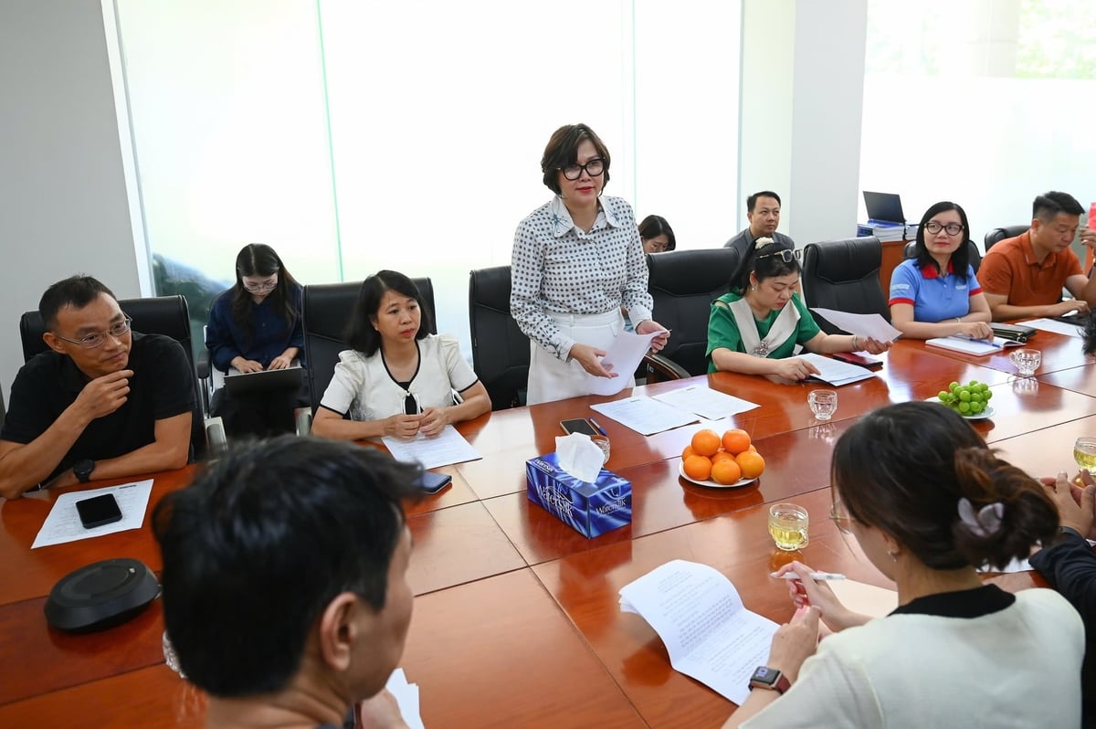 Bà Lý Thị Hồng Điệp, Phó Tổng Biên tập Báo Nông nghiệp và Môi trường phát biểu giới thiệu về mô hình, hoạt động và các giá trị qua các thế hệ của tờ báo. Ảnh: Tùng Đinh.
