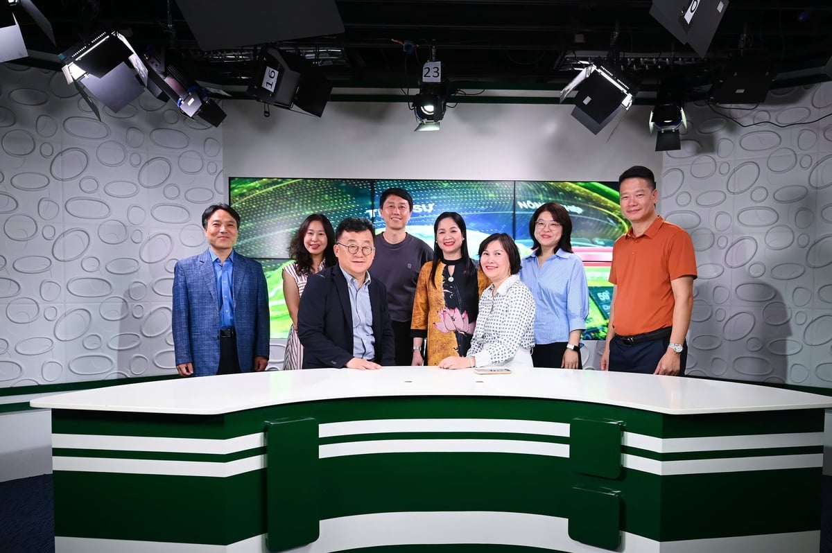 Ông Park Jong-hyun, Chủ tịch Hội Nhà báo Hàn Quốc thăm trường quay Trung tâm truyền thông số - Báo Nông nghiệp và Môi trường. Ảnh: Tùng Đinh.