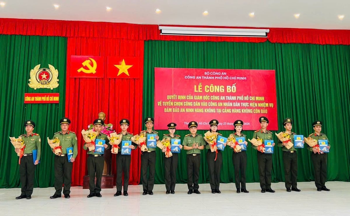 Thượng tá Phan Huy Văn, Phó Giám đốc Công an TP.HCM trao quyết định cho 11 nhân viên an ninh hàng không đang công tác tại Cảng hàng không Côn Đảo. Ảnh: UBND đặc khu Côn Đảo.