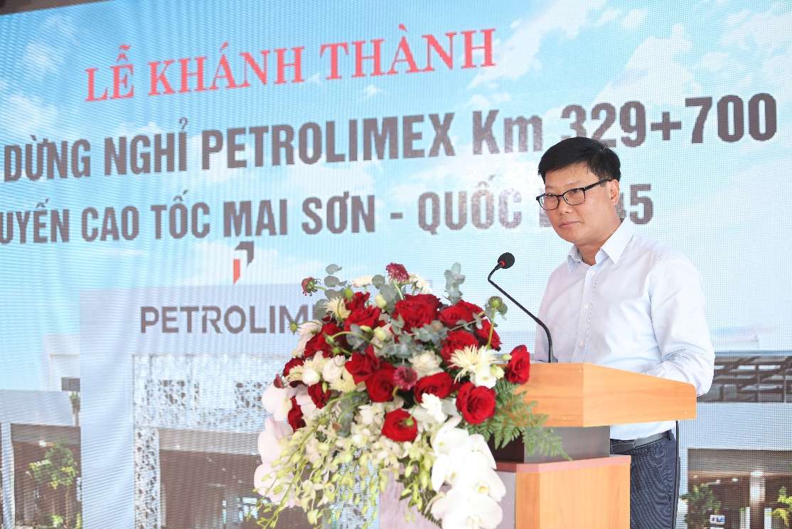 Ông Lưu Văn Tuyển – Thành viên HĐQT, Tổng Giám đốc Petrolimex phát biểu tại lễ khánh thành Cặp trạm dừng nghỉ Petrolimex Thanh Hóa. Ảnh: Petrolimex.