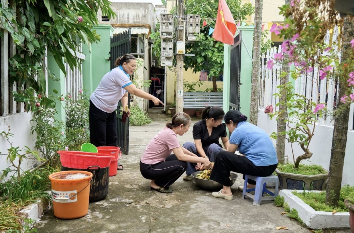 Mô hình sản xuất nước rửa bát sinh học được phụ nữ phường Hải Vân nghiên cứu và triển khai nhân rộng sau lớp tham quan học tập tại Hội An và Cù Lao Chàm trong khuôn khổ dự án. Ảnh: Phái đoàn EU.