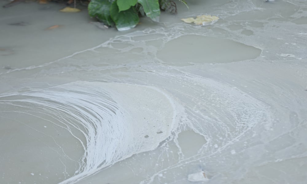 Chất thải phát sinh trong quá trình sản xuất bê tông tại Công ty TNHH sản xuất thương mại và đầu tư Bắc Ninh. Ảnh: Báo Bắc Ninh.