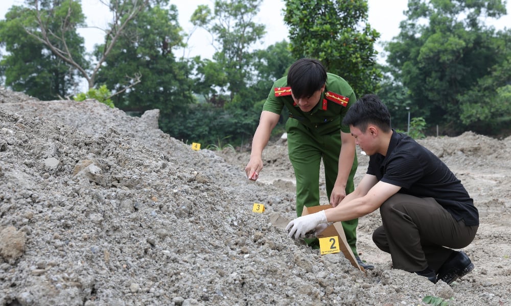 Lực lượng chức năng lấy mẫu phục vụ công tác giám định. Ảnh: Báo Bắc Ninh.