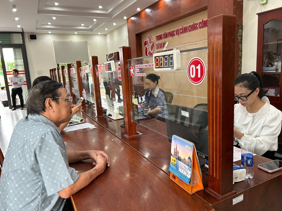 Người dân làm thủ tục hành chính về đất đai tại Trung tâm hành chính công xã Bà Nà, TP. Đà Nẵng. Ảnh: L.A.
