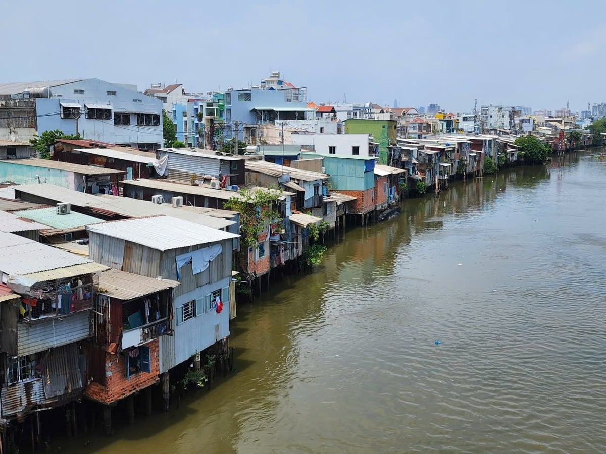 TP.HCM hiện còn khoảng 40.000 căn nhà nằm trên và ven kênh rạch. Ảnh: Thục Vy.