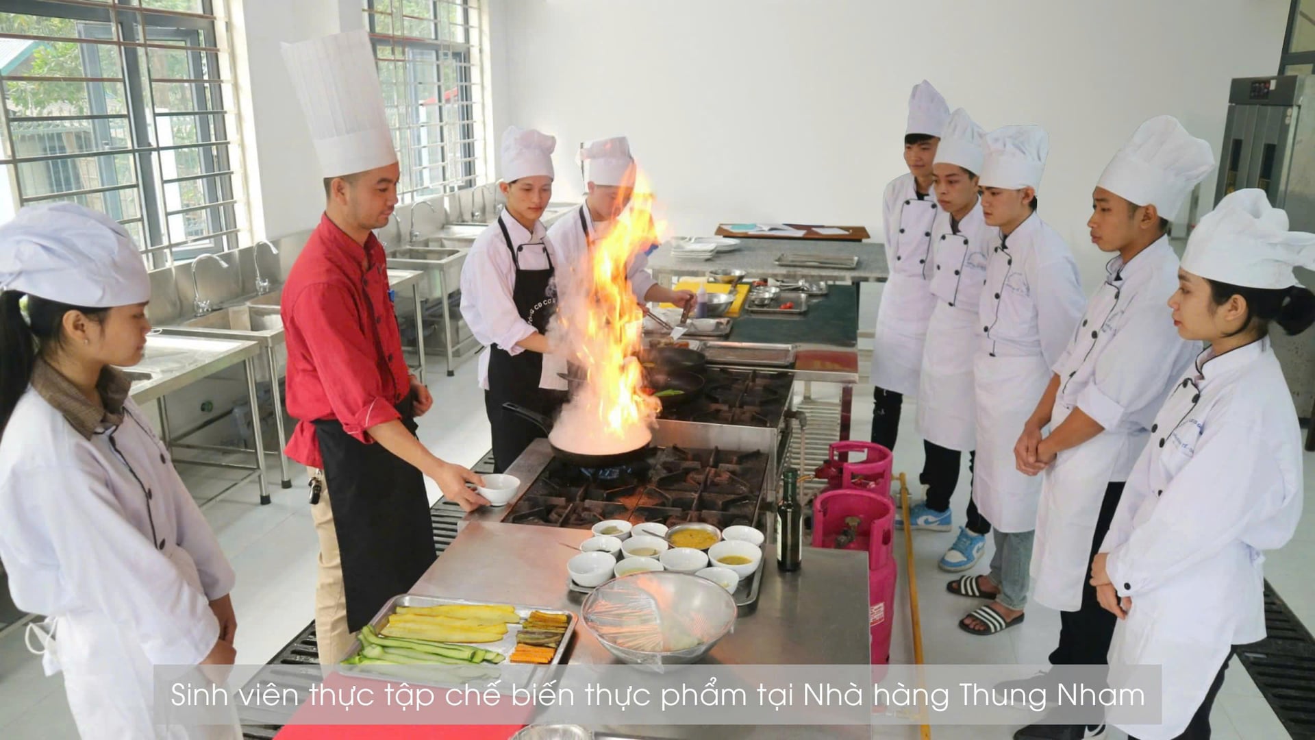 Các hoạt động thực hành, thực tập giúp sinh viên nâng cao kỹ năng nghề nghiệp và đáp ứng yêu cầu của thị trường lao động.