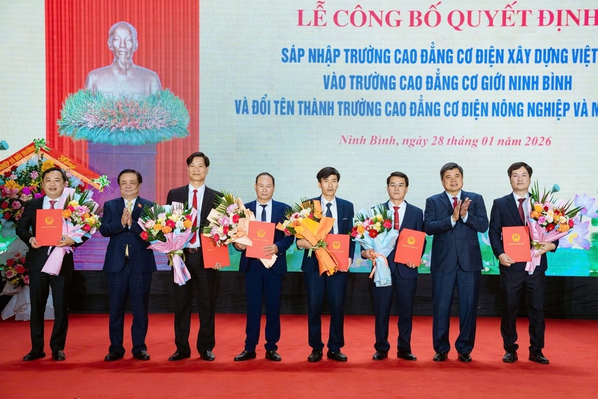 Đội ngũ lãnh đạo Trường Cao đẳng Cơ điện Nông nghiệp và Môi trường. Ảnh: CAEE.