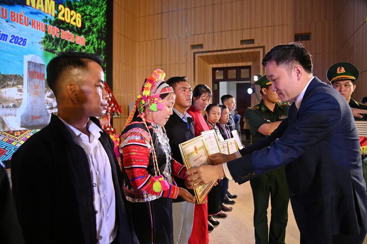 Ông Nguyễn Tuấn Anh - Phó Bí thư Thường trực Tỉnh ủy Lai Châu tặng Bằng khen cho trưởng bản, người có uy tín tiêu biểu. Ảnh: Đức Bình.