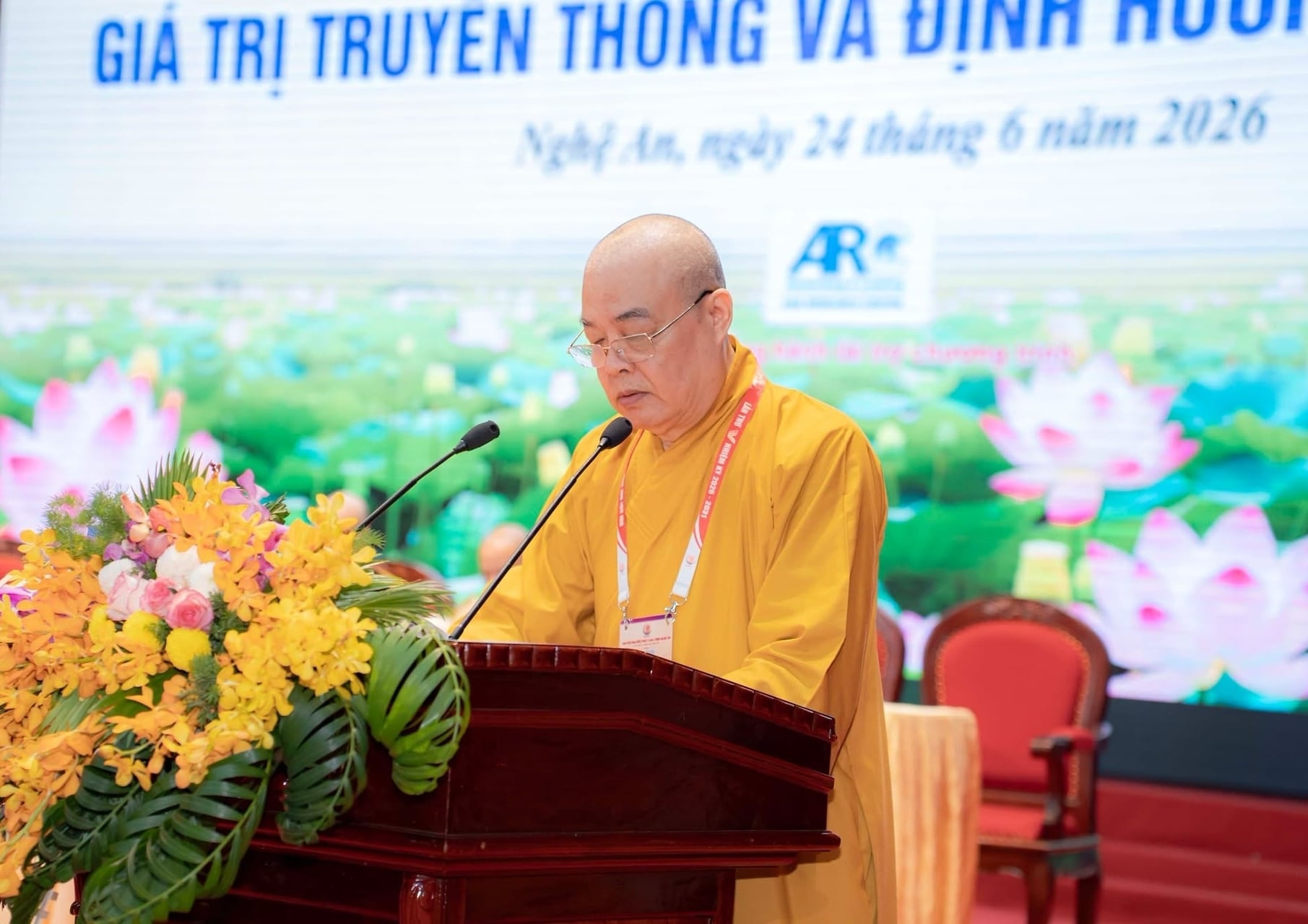 Hòa thượng Thích Thanh Nhiễu - Ủy viên Thường trực Hội đồng Chứng minh, Phó Chủ tịch Thường trực Trung ương Giáo hội Phật giáo Việt Nam, Trưởng Ban Trị sự Giáo hội Phật giáo Việt Nam tỉnh Nghệ An phát biểu khai mạc Hội thảo. Ảnh: Hữu Tình.