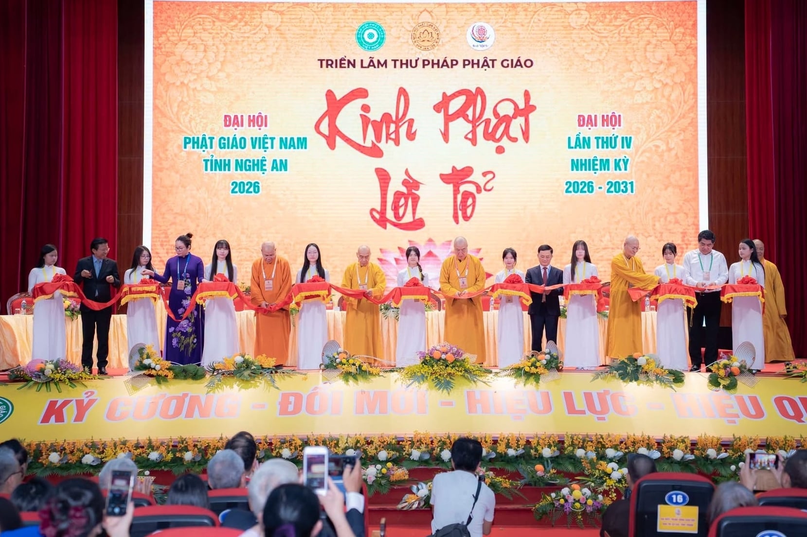 Các đại biểu cắt băng khai mạc Triển lãm 'Thành tựu Phật giáo Nghệ An nhiệm kỳ III' và tư liệu cổ tịch. Ảnh: Hữu Tình.