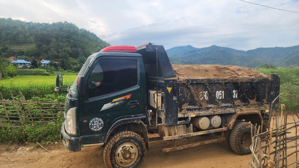 Rầm rập xe chở cát phục vụ hoạt động xây dựng rời khu vực lòng hồ Thủy điện Bản Chát. Ảnh: Hà Thúy. 