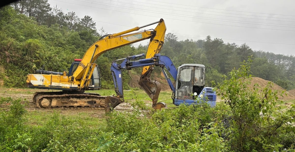 Hai máy xúc được người dân cho là của ông Chính xuất hiện tại khu vực lòng hồ Thủy điện Bản Chát. Ảnh: Nhật Lam. 