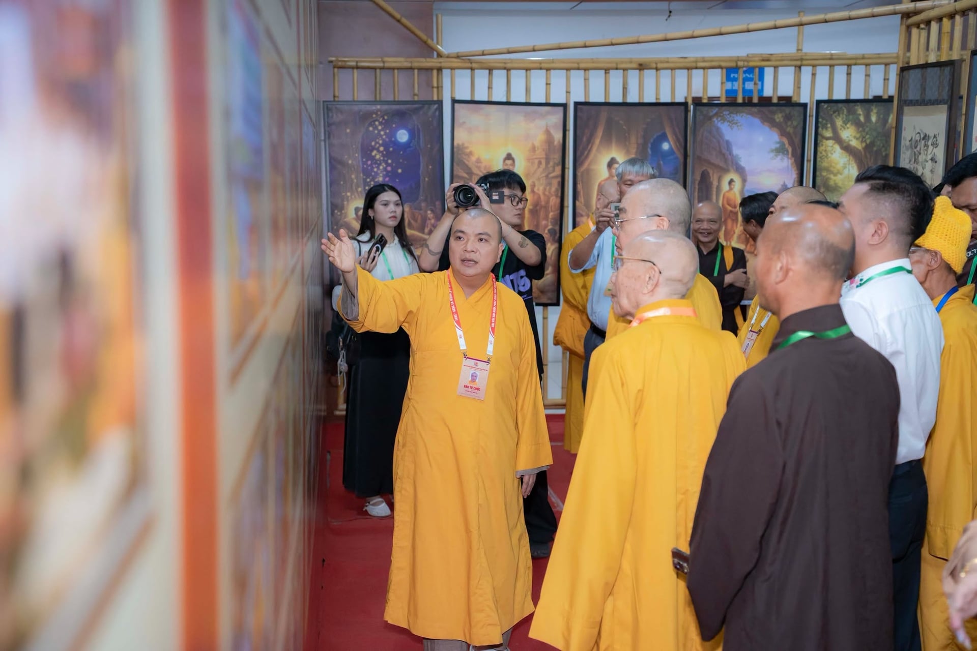 Đại đức Thích Minh Hải, Chánh Văn phòng Ban Trị sự Giáo hội Phật giáo Việt Nam tỉnh Nghệ An giới thiệu ảnh tại Triển lãm. Ảnh: Hữu Tình.