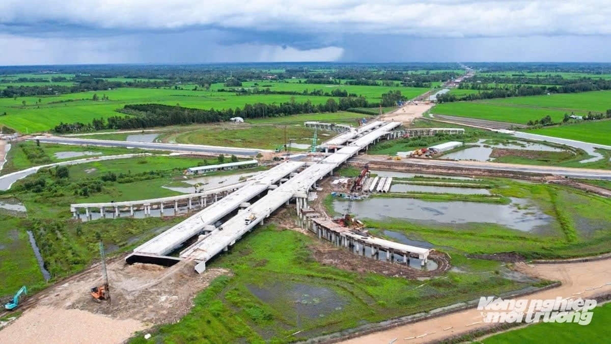 Nút giao IC5 được đầu tư xây dựng, tạo động lực thu hút đầu tư và phát triển kinh tế - xã hội. Ảnh: Văn Vũ.