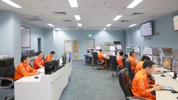 Người lao động Công ty Nhiệt điện Nghi Sơn tập trung cao độ tại Phòng điều khiển trung tâm (CCR). Ảnh: PV.
