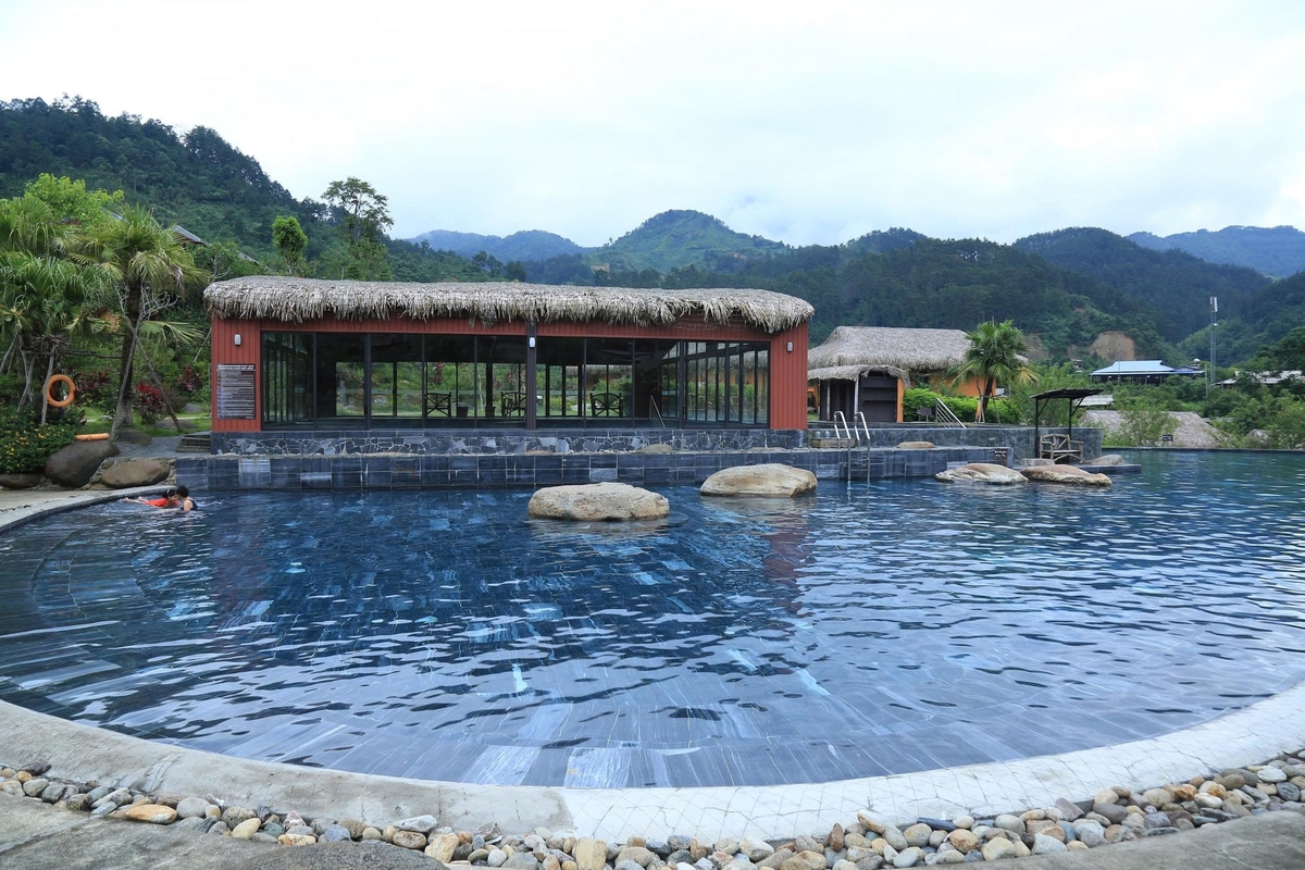 Người ta biết đến Trạm Tấu (nay là Hạnh Phúc) chính bởi nguồn nước nóng thiên nhiên bất tận. Ảnh: Thanh Tiến.