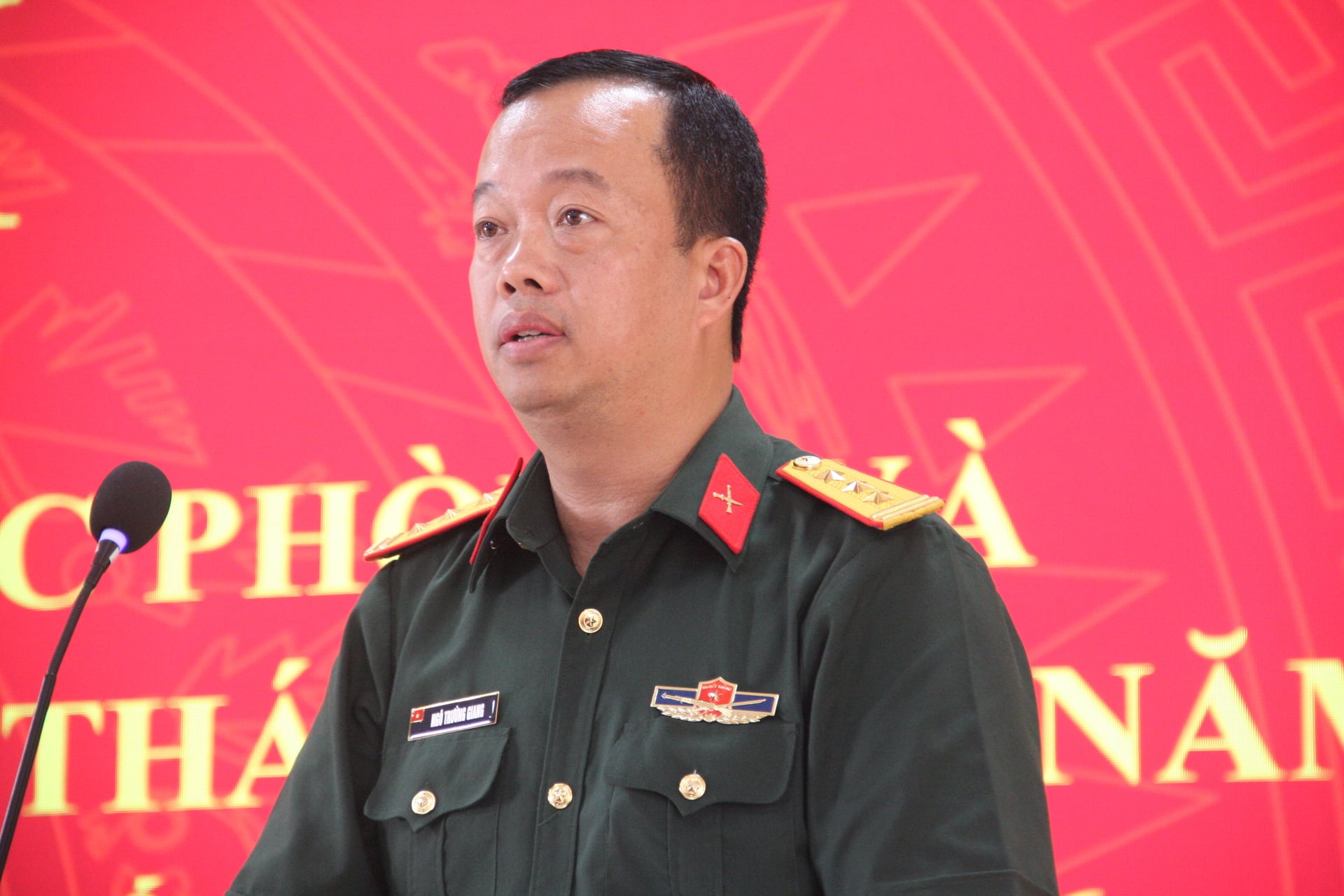 Thượng tá Ngô Trường Giang, Chỉ huy trưởng Ban Chỉ huy Quân sự phường Tương Mai phát biểu tại hội nghị. Ảnh: Mai Đan.