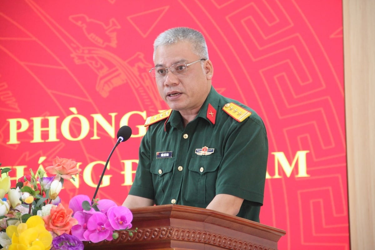 Thượng tá Trần Tiến Tùng, Chính trị viên phó Ban Chỉ huy quân sự phường Tương Mai nhấn mạnh kết quả nổi bật trong công tác tuyển chọn và gọi công dân nhập ngũ năm 2026. Ảnh: Mai Đan.