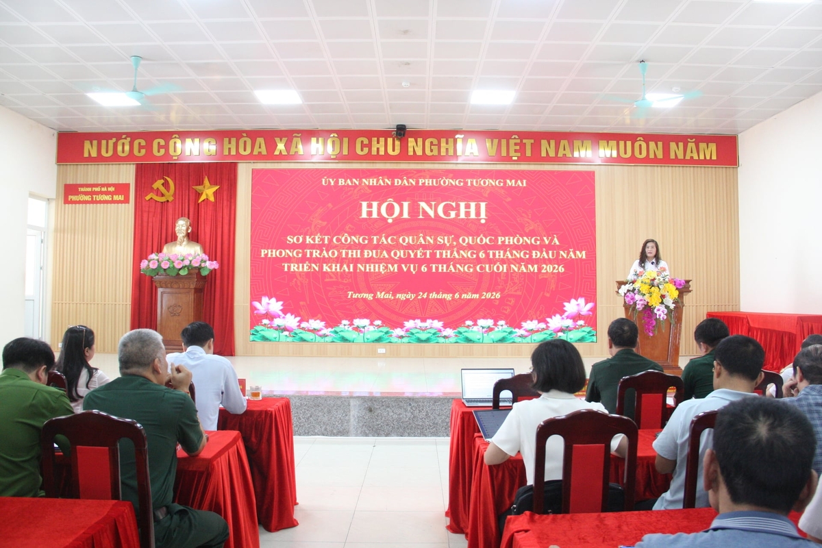 Chủ tịch UBND phường Tương Mai Đào Thị Thu Hằng yêu cầu trong những tháng cuối năm, Ban Chỉ huy Quân sự phường cần duy trì nghiêm chế độ sẵn sàng chiến đấu, nâng cao chất lượng huấn luyện và phối hợp bảo đảm an ninh, trật tự trên địa bàn. Ảnh: Mai Đan.