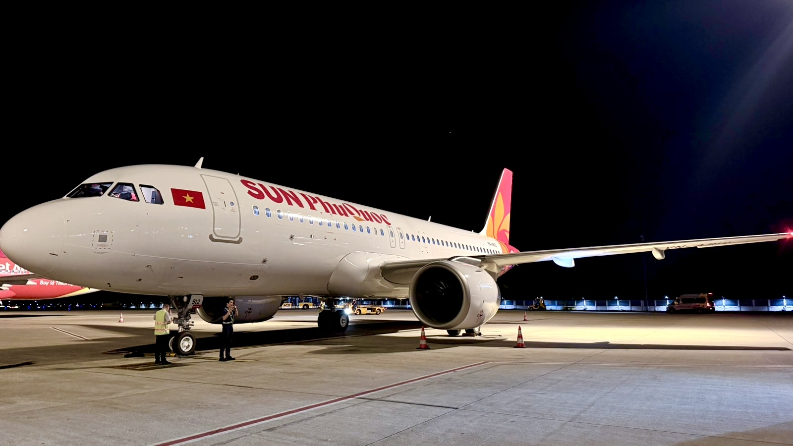 Tàu bay thứ 11 của Sun PhuQuoc Airways hạ cánh tại sân bay Nội Bài. Ảnh: SunGroup.