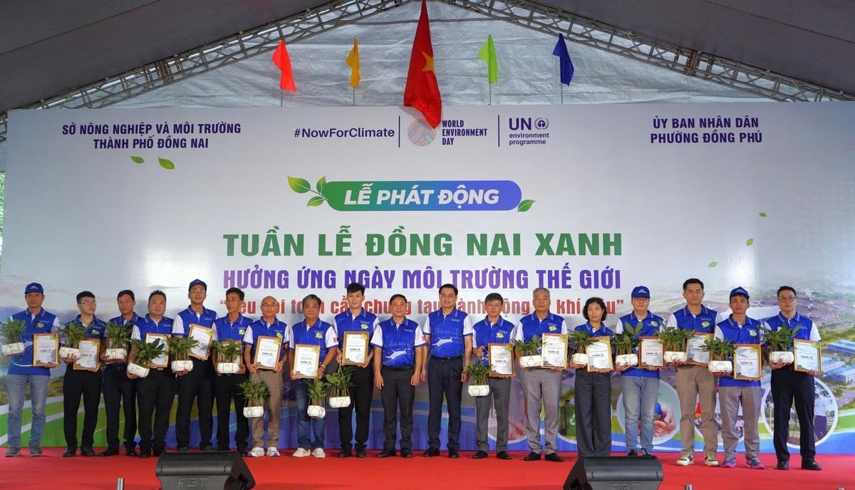 Đại diện INSEE Việt Nam nhận quà và thư cảm ơn các đơn vị đồng hành từ Sở Nông nghiệp và Môi trường Thành phố Đồng Nai (người thứ 5 từ phải sang). Ảnh: Khánh Loan.