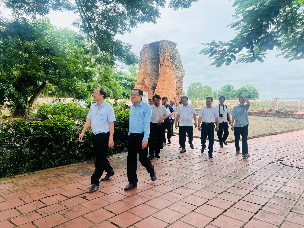 Bí thư Tỉnh ủy Cà Mau Nguyễn Hồ Hải (bên trái) và ông Ngô Vũ Thăng (bên phải), Phó Chủ tịch UBND tỉnh Cà Mau trong dịp tác tại xã Châu Thới ghé thăm Tháp Cổ Vĩnh Hưng một trong những Khu di tích lịch sử Quốc gia . Ảnh: Trọng Linh.