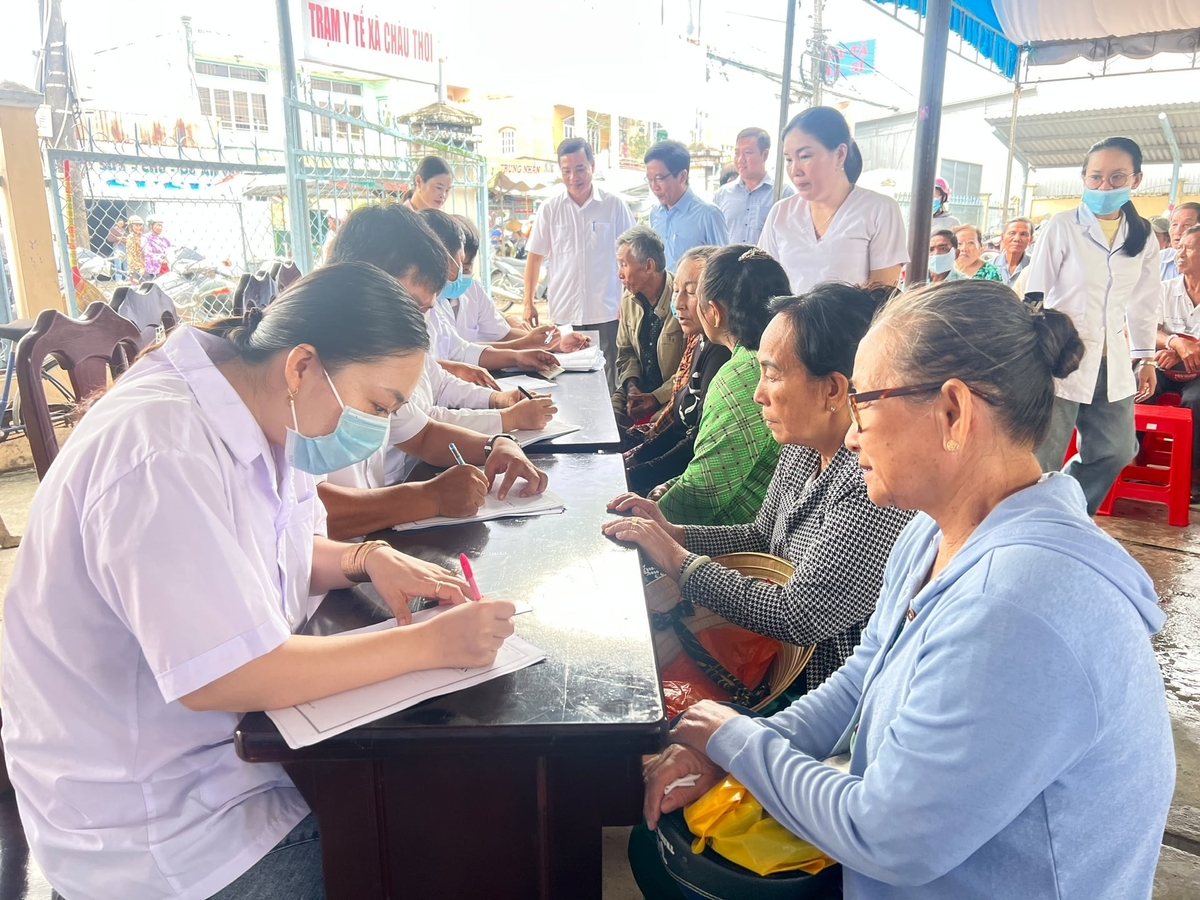 Xã Châu Thới khám chữa bệnh miễn phí cho người dân trong xã. Ảnh: Trọng Linh.