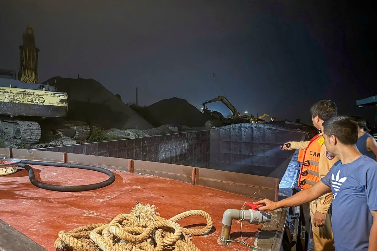 Lực lượng chức năng phát hiện bến thuỷ nội địa hoạt động trái phép tại phường Thượng Cát. Ảnh: Phòng CSGT Hà Nội.