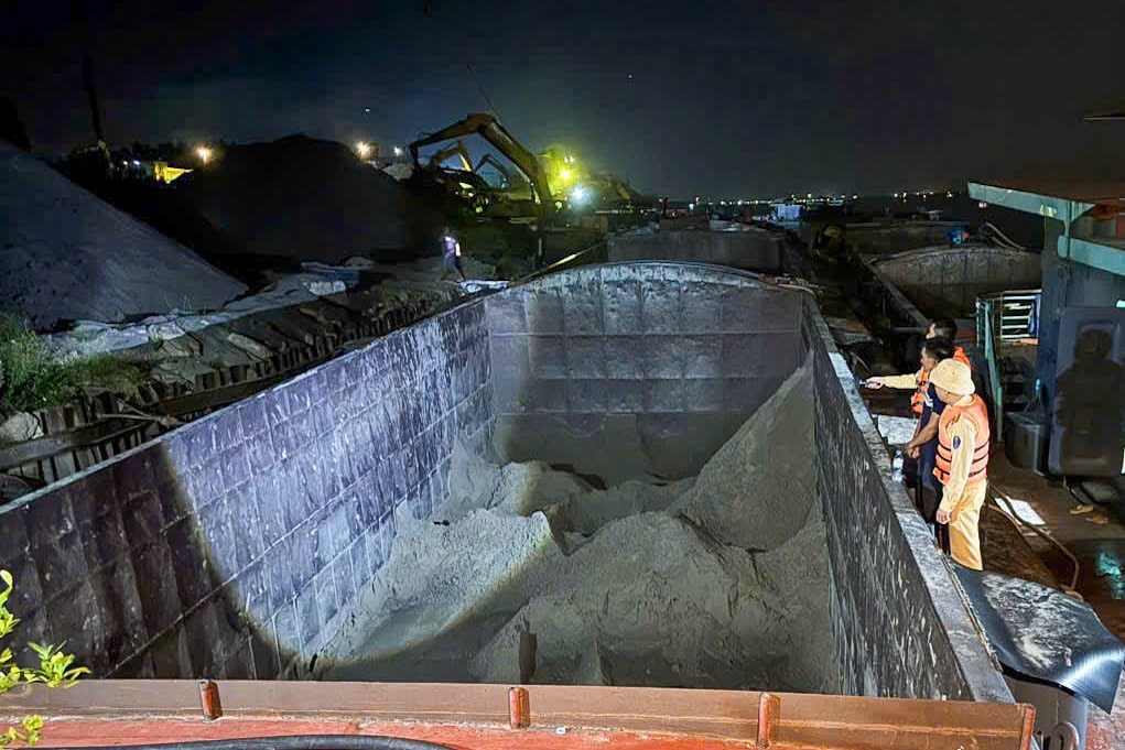 Tổ công tác yêu cầu dừng mọi hoạt động bốc dỡ cát. Ảnh: Phòng CSGT Hà Nội.