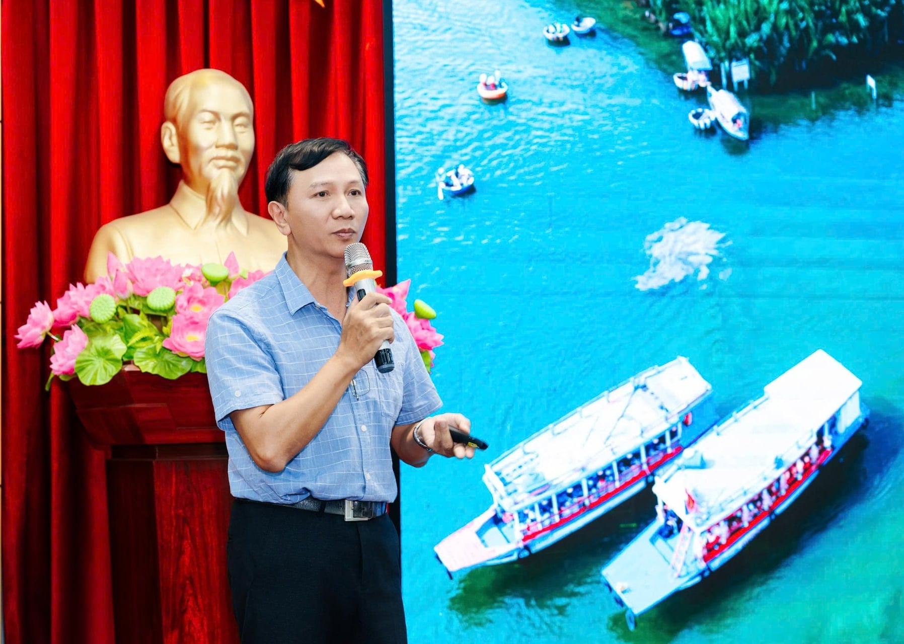 Ông Lê Ngọc Thảo trình bày những bài học kinh nghiệm trong triển khai giáo dục bảo tồn đại dương tại Khu Dự trữ sinh quyển thế giới Cù Lao Chàm - Hội An. Ảnh: BTC.