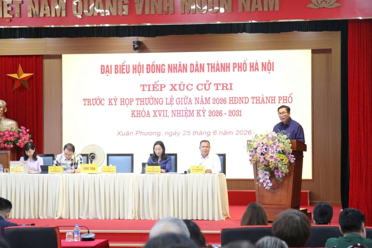 Ông Nguyễn Quang Hiếu, Thành ủy viên, Tổ trưởng Tổ đại biểu HĐND TP Hà Nội đơn vị bầu cử số 11 trả lời cử tri. Ảnh: Ngọc Vĩnh.