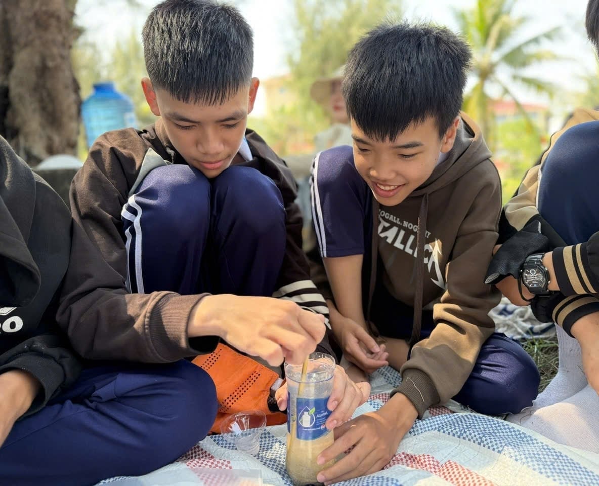 Hoạt động thực hành giúp học sinh tiếp cận khoa học môi trường theo cách trực quan và sinh động. Ảnh: L.A.
