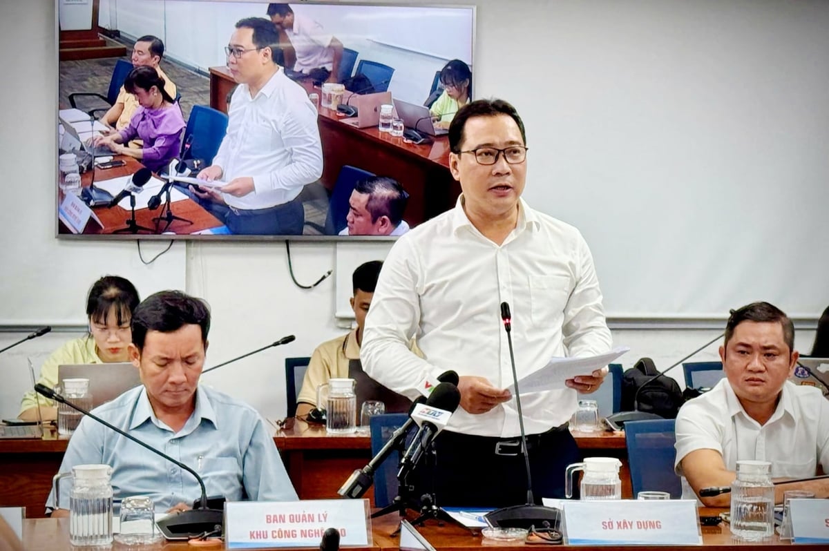 Theo đại diện Sở Xây Dựng TP.HCM, việc chia sẻ thông tin giữa các cơ quan về mưa - triều - mực nước kênh rạch - vận hành hồ chứa thượng nguồn còn hạn chế, khiến việc điều tiết nước, vận hành trạm bơm và van ngăn triều chưa đạt hiệu quả tối ưu trong các thời điểm mưa lớn - triều cao. Ảnh: HT.